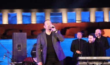 صور | هشام عباس يشعل "سماء سوهاج" بالغناء في افتتاح مهرجان أبيدوس للموسيقى