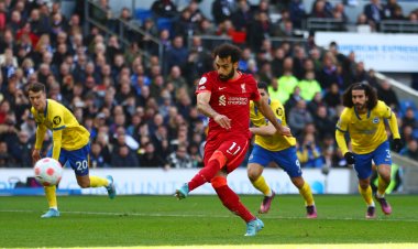 «صلاح» يغادر مباراة برايتون مصابا.. و«جوتا» بديلا له  