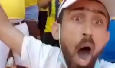 مشجع زملكاوي يحتفل مع جماهير صن داونز بهدف الفوز على الأهلي| فيديو