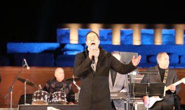 مدحت صالح يبدأ ختام مهرجان «أبيدوس» بأغنية «برمي السلام»