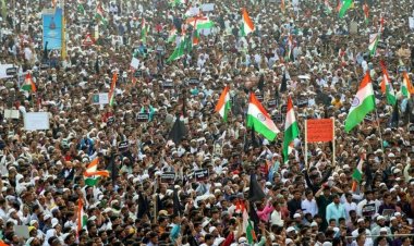 الرجال بالهند يتظاهرون ضد الحجاب بالجامعات