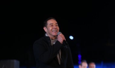 جمهور سوهاج يردد مع مدحت صالح «أنا ابن مصر» بختام «مهرجان أبيدوس»