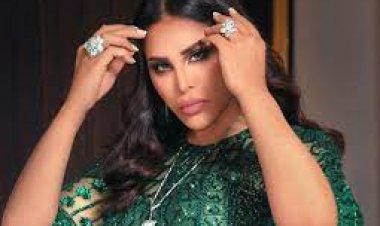 أحلام تؤدي مناسك العمرة برفقة  مديرة منزلها.. «بعد اعتناقها الإسلام»