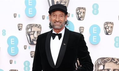 النجم الأمريكي تروي كوتسور من «الصم والبكم» يفوز بجائزة أفضل ممثل مساعد عن فيلم «Coda» بحفل الـ«BAFTA»