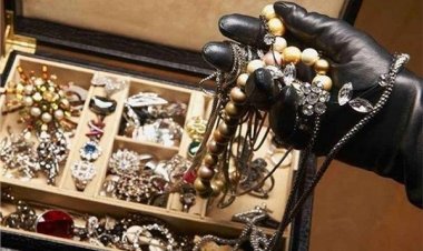 إحالة خادمة سرقت مجوهرات من داخل شقة للجنايات بالقاهرة