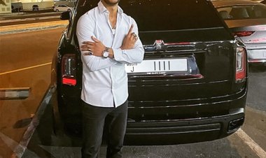 محمد رمضان يرقص على إحدى أغنياته داخل سيارته الفارهة