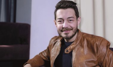 شاهد بالفيديو لحظة سقوط أحمد زاهر على المسرح مع تامر حسني