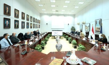 وزير السياحة والآثار يعقد اجتماعاً لمناقشة سبل التعاون بين سباقات السيارات وتنشيط السياحة