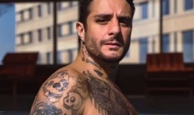 صورة | أحمد الفيشاوي يقبل صديقته الجديدة