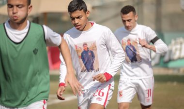 لاعبو الأهلي يرتدون تي شيرت زميلهم الراحل «زياد إيهاب» قبل مواجهة بيراميدز