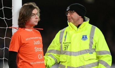 خوفًا على مستقبل العالم.. مشجع يربط رقبته في قائم مرمى إيفرتون خلال مباراة نيوكاسل