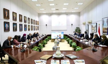 وزير السياحة والآثار يناقش تداعيات الأزمة الروسية الأوكرانية على القطاع السياحي بمصر