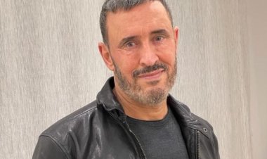 كاظم الساهر يقرر تأجيل جولة حفلاته بأمريكا وكندا.. بعد وفاة والدة أبنائه