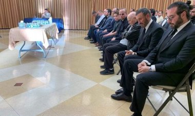 كاظم الساهر يقيم عزاء لوالدة أبنائه في «مسجد الفاروق» بأمريكا