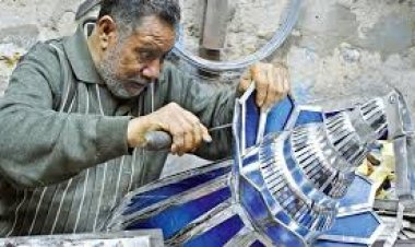 المصريون يعلمون الروس كيفية صناعة فانوس رمضان