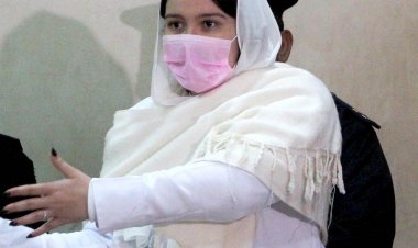 وصول حنين حسام لجلسة محاكمتها بتهمة الاتجار بالبشر