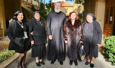 إلهام شاهين تقبل يد الراهبة صوفي وتشكر بابا «دير حريصا» على حسن الاستقبال