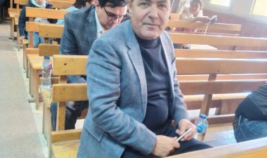 وصول الإعلامي خيري رمضان إلى جلسة محاكمة محمد الأمين