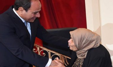 الرئيس السيسي يكرم عددا من الأمهات المثاليات