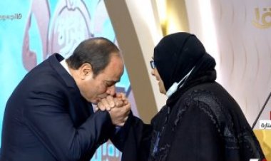 الرئيس السيسي: لما الراجل يكلم الست يحط إيده ورا ظهره