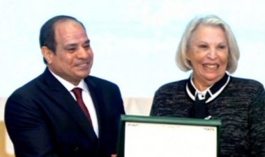 بكاء فريدة فهمي أثناء تكريمها من الرئيس السيسي في احتفالية المرأة المصرية