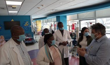 وفد تنزاني يتلقى التدريب على العلاج الإشعاعي في مستشفى 57357 