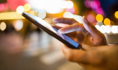 أبراج تقضي معظم وقتها على مواقع التواصل الاجتماعي.. تعرف عليها