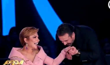 بعد غنائها له.. كريم عبد العزيز يقبل يد أصالة في «الدوم»