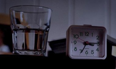 احذر ترك كوب من الماء بالقرب من سريرك أثناء النوم.. اعرف السبب