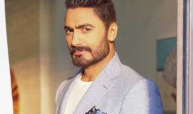 بعد التقاط صورة معه.. تامر حسني يبحث عن أحد معجبيه