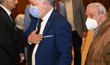 أشرف زكي ومنير مكرم أول الحاضرين في عزاء الفنان أحمد حلاوة