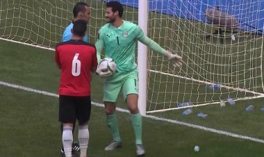 جماهير السنغال تلقي زجاجات مياه من المدرجات على مرمى محمد الشناوي