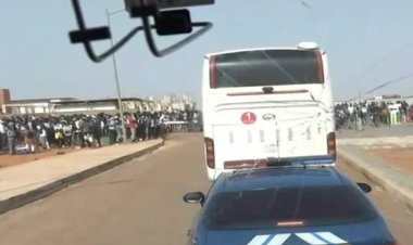 جماهير السنغال تعتدى بالحجارة على حافلات الجماهير المصرية