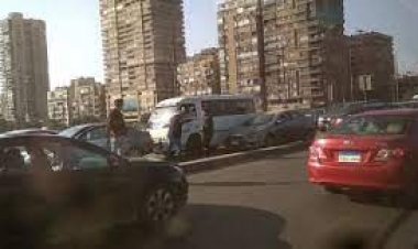 كثافة مرورية أعلى كوبري أكتوبر إثر حادث تصادم سيارتين