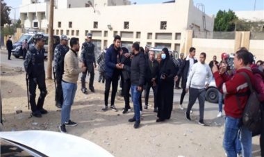 وصول أهالي ضحايا حادث الشيخ زايد لحضور جلسة محاكمة كريم الهواري