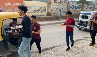 فيها حاجة حلوة.. شباب كفر الدوار يوزعون وجبات وعصائر على الصائمين قبل الإفطار