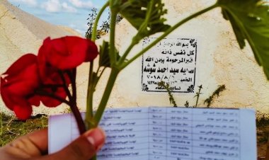 بوردة حمراء.. جامعي يحتفل بتعيينه معيدًا بكلية الهندسة أمام قبر أمه بكفر الشيخ