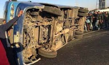 إصابة 12 شخصا في حادث انقلاب ميني باص بالطريق الصحراوي