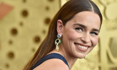 إميليا كلارك تهاجم الجمهور المصري بسبب عمرو مصطفى.. أعرف القصة