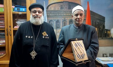 كهنة في الإسكندرية يهدون وكيل الأوقاف مصحفًا وصكوك إطعام