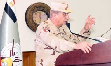 وزير الدفاع والإنتاج الحربى يلتقى بمقاتلى قوات الصاعقة