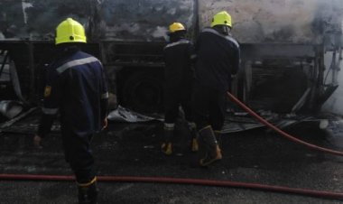 بالصور.. تفحم أتوبيس بالكامل فى حريق بمنطقة حلوان