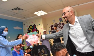 أقباط يوزعون فوانيس رمضان على الأطفال المرضى في مستشفى الأورام بالأقصر