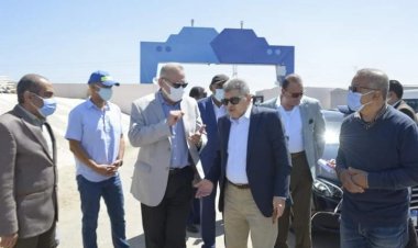 الفريق اسامة ربيع يتفقد استزراع 205 مليون سمكة دنيس وبلطى