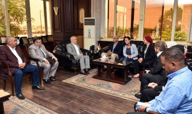 محافظ الأقصر يستقبل القائمين على مشروع توصيل مياه الشرب للفئات الأكثر احتياجا