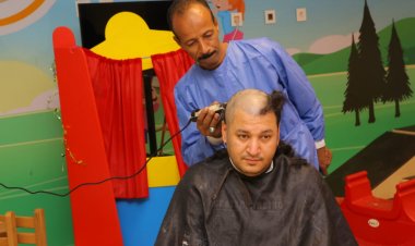 بلوجر يحلق رأسه تضامنًا مع أطفال مستشفى السرطان بالأقصر| صور