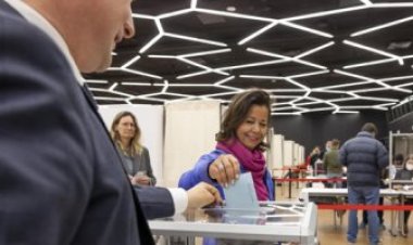 المعركة الانتخابية الفرنسية تزداد حدة بين ماكرون ولوبان