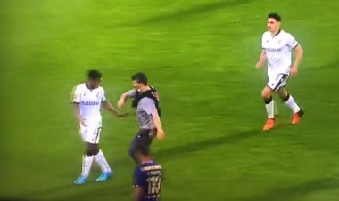 فيديو| مشجع يقتحم الملعب ويعتدى على لاعبين في مباراة بالدوري البرتغالي