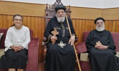 البابا تواضروس يقدم واجب العزاء لأرملة القمص أرسانيوس كاهن الإسكندرية