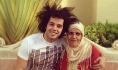 بسبب والدته الراحلة.. عبد الفتاح الجريني يدخل في نوبة بكاء على الهواء
